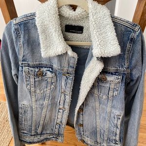 Jean jacket with faux fur trim